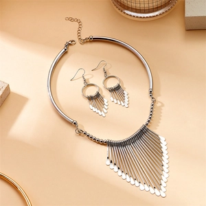 Halskette und Ohrringe Set aus Silber mit unregelmäßigen Quasten und Metallkragen