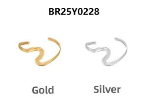 Détails de bracelets joncs ouverts ondulés en finitions or et argent polies