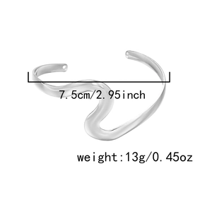 Vue macro du bracelet de bras vague argenté avec un diamètre de 7,5cm et poids 13g