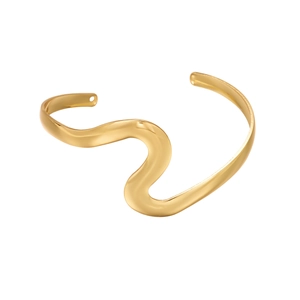 Vue détaillée du bracelet jonc doré ondulé avec des lignes fluides et une finition polie
