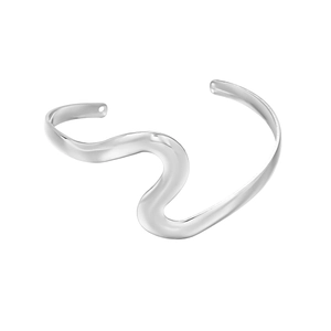 Vue détaillée du bracelet jonc argenté aux courbes irrégulières et fini poli
