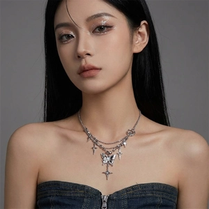 Collier multicouche avec papillon, étoiles et strass dans un style punk argenté