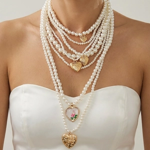 Collier de Künstliche Perles Multicouche Vintage Baroque Pendentifs Coeur en Alliage Détail Rose Femme Fête Mariage Bijoux
