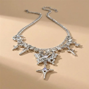 Détail du collier argenté Y2K avec pendentif papillon évidé et breloques en forme d'étoile