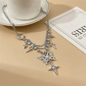 Collier multicouche Y2K en argent avec papillon, étoiles et pierre bleue