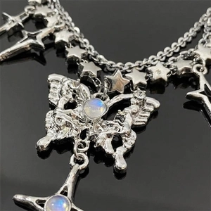 Collier double couche argenté style Y2K gothique avec papillon, étoiles et pierre de lune