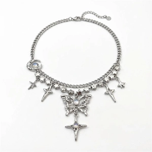 Détail du collier argenté papillon multicouche avec pendentifs étoile et lune