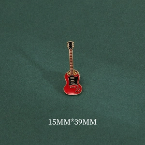 Dettaglio macro della spilla chitarra smaltata rossa con dimensioni 15mm per 39mm