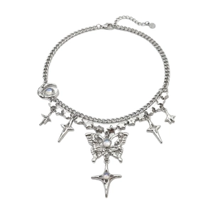 Collier double rangée argenté avec papillon, lune et étoiles sur fond blanc pur