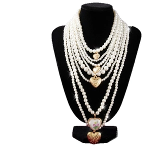 Collier de perles multicouches baroque avec pendentifs cœurs dorés et émail floral chic