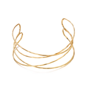 Détail du bracelet manchette ouvert en métal doré martelé avec plusieurs couches de design