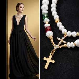 Détail du collier double couche avec perles blanches et pendentifs croix dorés