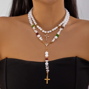 Vue détaillée du collier de perles multicouche avec perles colorées et pendentifs croix