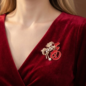 Broche cheval du zodiaque dorée avec cristaux, caractère Fu rouge et une perle élégante