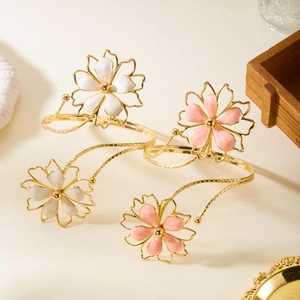 Bracelet de bras lotus doré élégant avec pétales de fleurs en émail blanc et rose