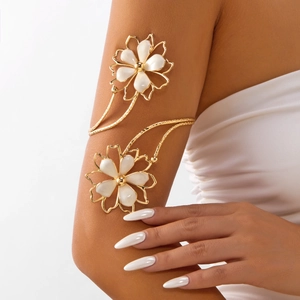 Bracelet de bras spirale doré avec fleurs de lotus blanches porté par un mannequin