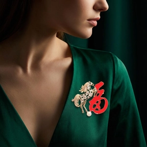 Détail de la broche Année du Cheval avec perle, cristaux et caractère chinois Fu
