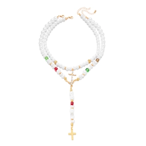 Détail d'un collier de perles superposé avec perles carrées et pendentifs de croix