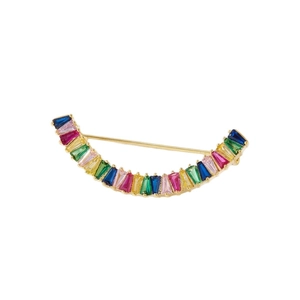 Élégante broche en arc plaqué or avec zircons trapèzes multicolores sur fond blanc