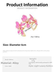 Dimensioni dettagliate per bracciale rigido dorato con fiori 3D in smalto rosa