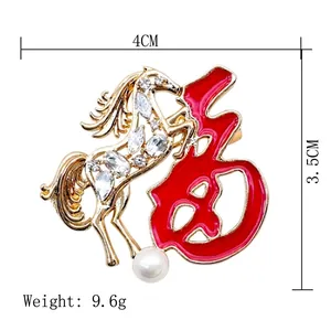 Vue détaillée de la broche année du cheval avec caractère Fu en émail rouge et perles