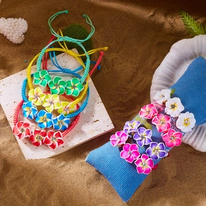 Tropisches Plumeria-Armband mit Strasssteinen auf Strandsteinen und Muscheln dekoriert