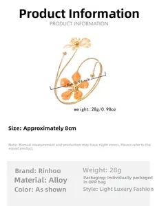 Détail du bracelet manchette à fleurs en émail doré de 8cm avec spécifications de taille