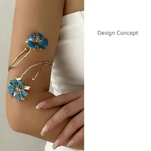 Détail d'un bracelet de bras avec fleurs en émail bleu foncé et métal doré en spirale