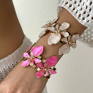 Elegante bracciale rigido floreale con petali in smalto rosa e crema e finitura dorata