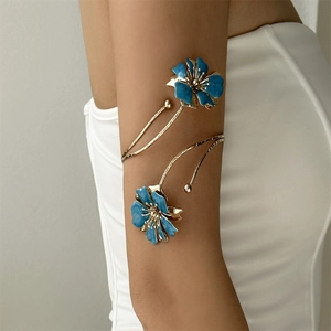 Bracelet de bras spirale doré orné de fleurs en émail bleu pour tenue de soirée chic