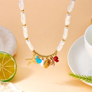 Détail du collier de perles baroques avec pendentifs étoile de mer et cœur bleu