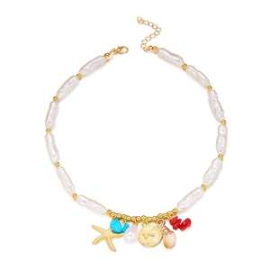 Vue détaillée du collier de perles baroques avec étoile de mer dorée et pendentifs