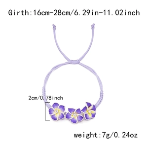Verstellbares lila geflochtenes Armband mit Frangipani-Anhängern und Größenangaben
