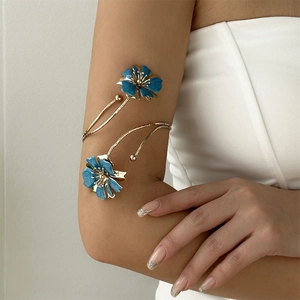 Bracelet de bras doré élégant avec fleurs en émail bleu et design ouvert ajustable