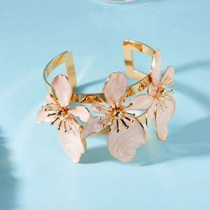 Elegante bracciale rigido dorato con tre fiori tridimensionali in smalto rosa marmorizzato