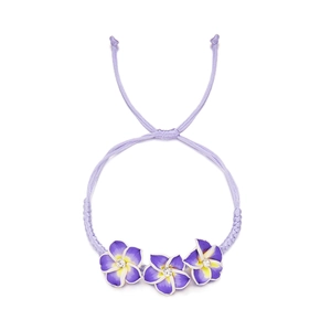 Detailansicht eines lila geflochtenen Armbands mit drei Frangipani-Blütenanhängern