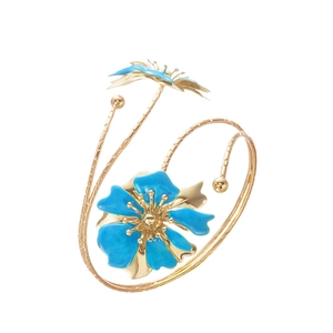 Bracelet jonc doré élégant avec fleurs en émail bleu et design à texture de corde tressée