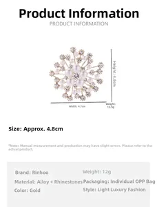 Détail de la broche flocon de neige avec perles et cristaux, dimensions 4,8cm x 4,7cm