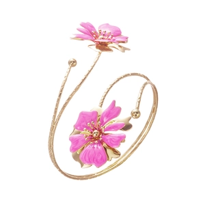 Vue détaillée du bracelet de bras ouvert doré avec fleurs en émail rose et design en spirale