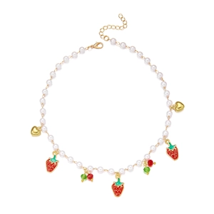 Détail du collier de perles avec pendentifs fraises rouges et cœurs dorés