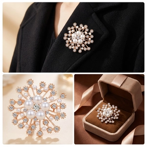 Détail macro d'une broche flocon de neige avec perles et diamants sur un blazer noir