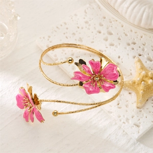 Bracelet manchette spirale doré élégant avec fleurs en émail rose et anneau gravé