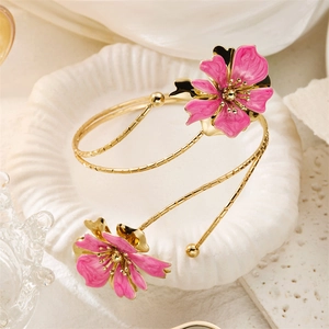 Bracelet de bras doré élégant avec fleurs 3D en émail rose et anneau irrégulier