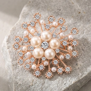Broche flocon de neige élégante avec perles et cristaux sur socle en or rose raffiné