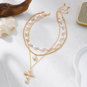 Ensemble de colliers dorés à trois rangs avec perles baroques et pendentif croix en perles