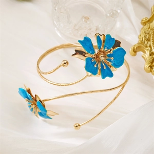 Bracelet manchette doré ouvert avec d'élégantes fleurs en émail bleu et style rétro