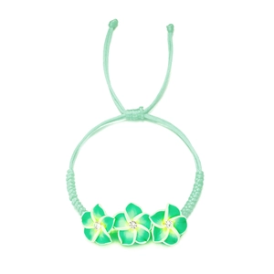Detail eines handgewebten hellgrünen Seilarmbands mit bunten Plumeria-Blüten und Kristallen