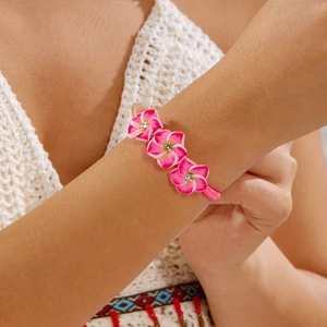 Handgemachtes böhmisches Armband mit rosa Frangipani-Blüten und Kristallakzenten für Damen