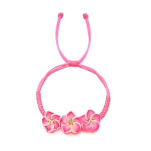 Nahaufnahme des rosa gewebten Frangipani-Armbands mit Strasssteinen und Kordelzug