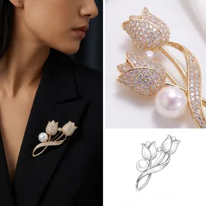 Vue détaillée d'une broche tulipe avec cristaux et perle rose sur une veste noire